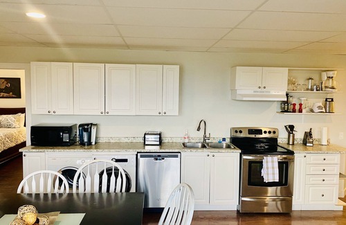 Central Okanagan Casa | Lake County Home. 3 Bedroom. Sleeps 9 with private hot tub and is pet friendly.