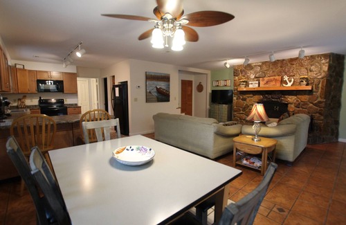 Monticello Chalet De Esquí | Lago Cumberland casa de vacaciones, con vistas a un estanque de pesca privada