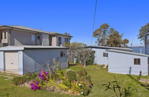 Buff Point Casa | Lake Edge Cottage