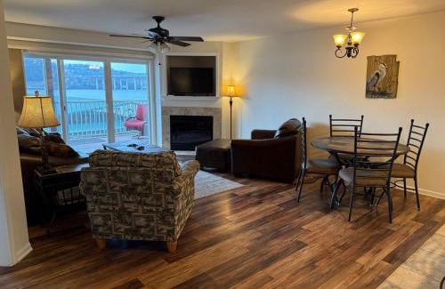 Camdenton Apartamento | Lake Front and Calm Waters at Miramar 3BR 2BA