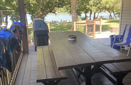 Alma Casa | Lake front house on deep waters of Lake Wabaunsee, Alma Kansas.