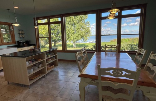 Lowry Casa | LAKE FRONT OASIS in SPACIOUS 5-bedroom home with WiFi/AC/Heat on Lake Reno