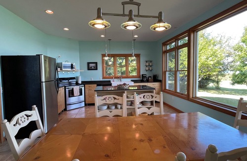 Lowry Casa | LAKE FRONT OASIS in SPACIOUS 5-bedroom home with WiFi/AC/Heat on Lake Reno