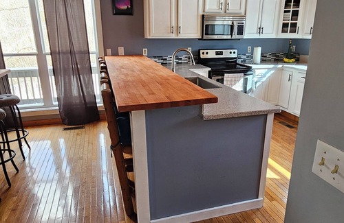 Byrdstown Casa | Lake getaway less than 1 mile from Dale Hollow lake.