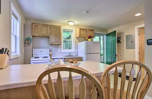 Gilford Apartamento | Lake Getaway Walk Across Street to Private Beach!