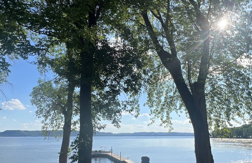 Pepin Casa | Lake Pepin lakehouse on Private Beach: Dock, Kayaks, Paddleboards.& Peddle Boat…