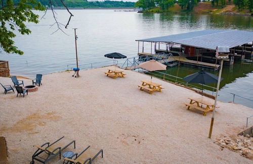 Lake Ozark Cabina | Lake shore fishing cabin #3, Ramp, Boat slip/Dock, great fishing