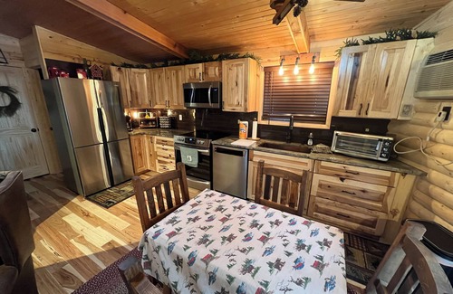 Lake Delton Cabina | Lake-view 2-bedroom Cabin Home on Lake Delton Wisconsin Dells
