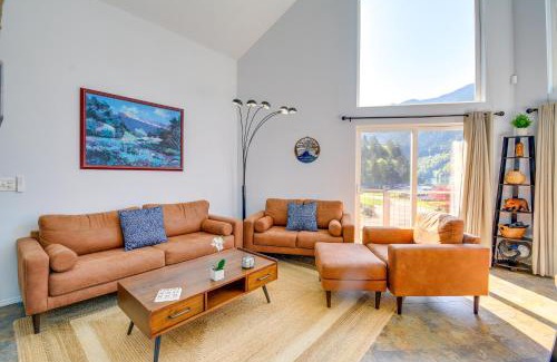 Maple Grove Casa | Lake-View Getaway 20 Mi to Olympic Natl Park!