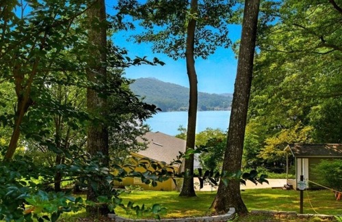 Elf Casa | Lake View House with Hot tub and dock access