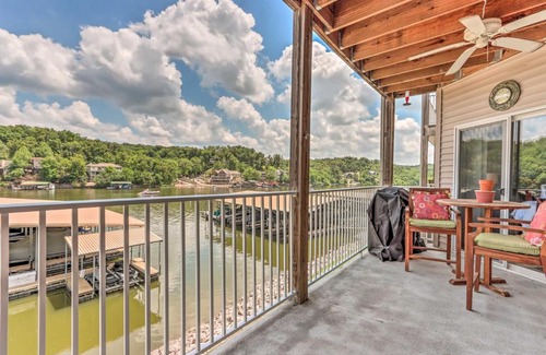 Camdenton Apartamento | Lake View, Pool Access Idyllic Camdenton Condo!