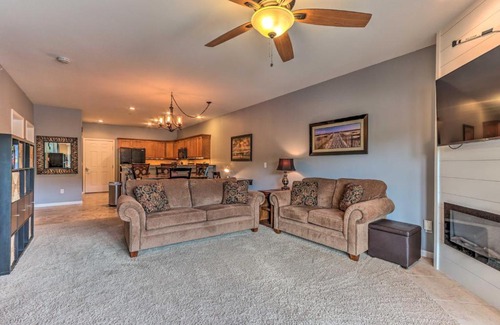 Camdenton Apartamento | Lake View, Pool Access Idyllic Camdenton Condo!