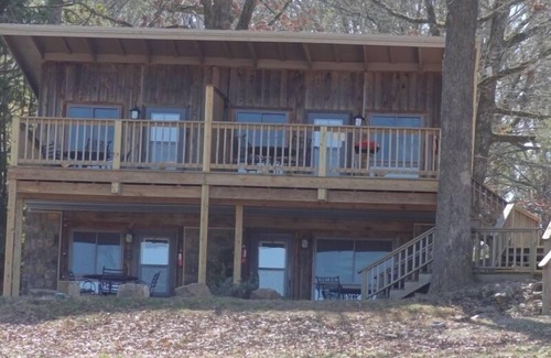 Mount Ida Apartamento | Lake View Queen Guest Room With Two Queens, Sleeper Sofa And Deck Overlooking Lake Ouachita. 1 Bedroom Hotel Room by RedAwning