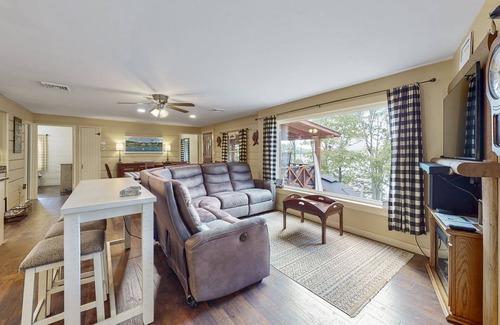 Tafton Casa | Lake Wallenpaupack Lakefront - 3 bed 2 bath Stunning Views with Hot Tub