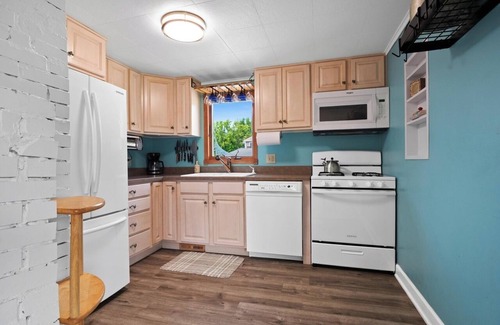 Enchanted Hills Casa | Lake Wawasee Retreat: private pool, hot tub & pier