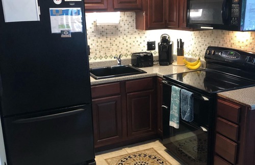 Laconia Cabaña | 2-BDRM / 1-BTH; Vista del lago Winnipesaukee con muelle en la bahía de Paugus, Laconia