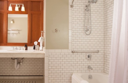 Yellowstone National Park Hotel | Lake Yellowstone Hotel & Cabins - Inside the Park