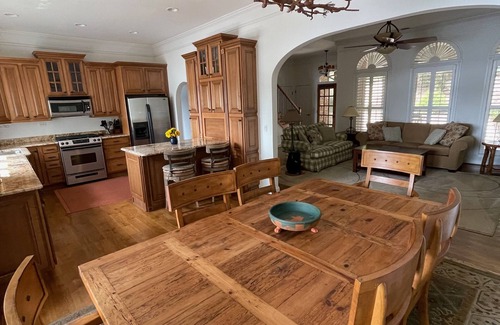 Waleska Casa | Lakefront 5 BR home nestled on a private cove 1 hr from downtown Atlanta, Ga.