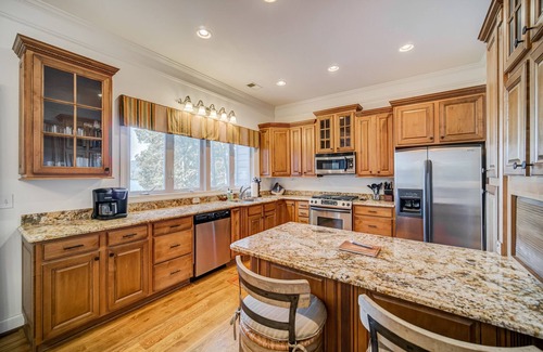 Waleska Casa | Lakefront 5 BR home nestled on a private cove 1 hr from downtown Atlanta, Ga.