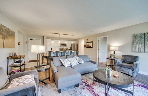 Birchwood Condominio | Lakefront Birchwood Condo w/ Pool & Hot Tub!