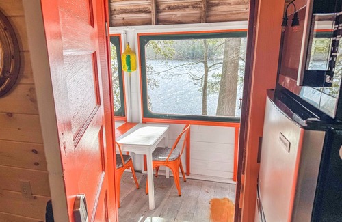 Orland Cabina | Lakefront Buoy Cabin Tiny Cabin @ Getogether Stays
