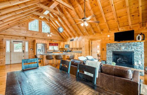 Mills River Casa | Lakefront Cabin & Cozy Lakeview Cottage
