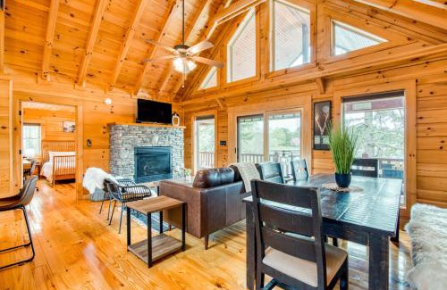 Mills River Casa | Lakefront Cabin & Cozy Lakeview Cottage