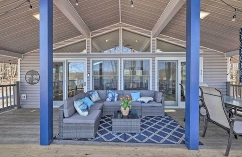 Bouvet Island Cabina | Lakefront Cabin with 2 Kayaks, Fireplace, Firepit, All season water views, Beach