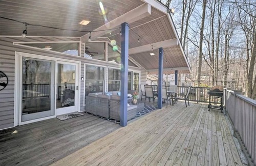 Bouvet Island Cabina | Lakefront Cabin with 2 Kayaks, Fireplace, Firepit, All season water views, Beach