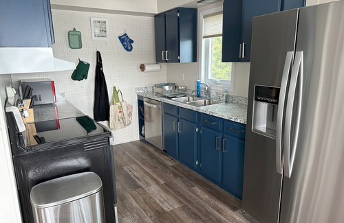 Lake Manuka Cabaña | Lakefront cottage with deck and firepit. Pets are welcome!