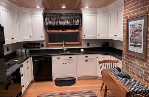 Laconia Cabaña | Lakefront Cottage con faro y muelle en el lago Winnipesaukee