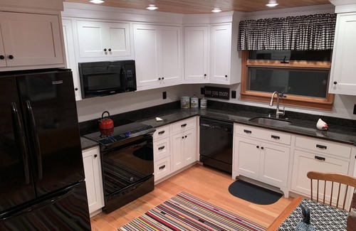 Laconia Cabaña | Lakefront Cottage con faro y muelle en el lago Winnipesaukee