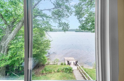 Plymouth Casa | Lakefront Family Escape 3BR Retreat wFirepit & Scenic