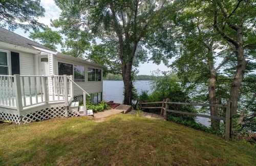 Plymouth Casa | Lakefront Family Escape 3BR Retreat wFirepit & Scenic