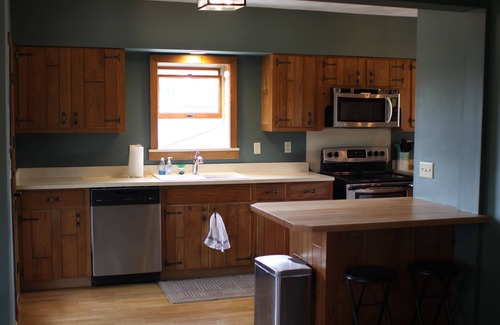 Cleveland Cabaña | Lakefront Getaway at the Cozy Stone House