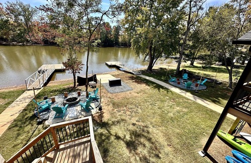 Southmont Casa | Lakefront Getaway: Dock, Kayaks, Fire Pit, 70" TV