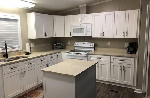 Southmont Casa | Casa frente al lago con lote de gran nivel, muelle, plano de planta abierto ¡RESERVA TEMPORADA ALTA AHORA!