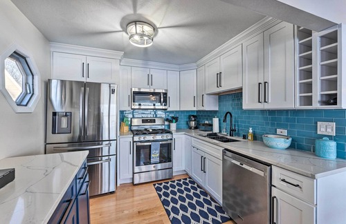 Lake Koshkonong Casa | Lakefront Home w/ Gorgeous Sunsets, Kayaks, & Pier