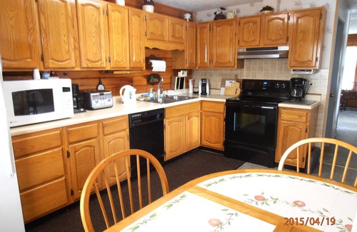 North Glade Hills Cabina | Seis dormitorios casa frente al lago Conectarse con una hoja de muelle en Deep Creek Lake.