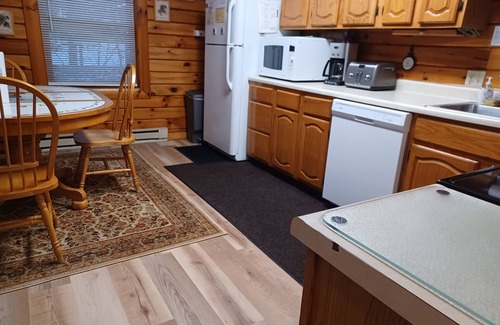 North Glade Hills Cabina | Seis dormitorios casa frente al lago Conectarse con una hoja de muelle en Deep Creek Lake.