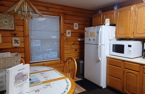 North Glade Hills Cabina | Seis dormitorios casa frente al lago Conectarse con una hoja de muelle en Deep Creek Lake.