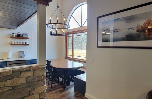 June Lake Apartamento | Lakefront Mountain Retreat, Lake views, Newly Renovated, Dogs Welcome
