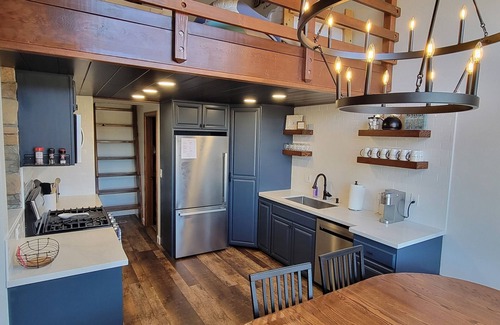 June Lake Apartamento | Lakefront Mountain Retreat, Lake views, Newly Renovated, Dogs Welcome