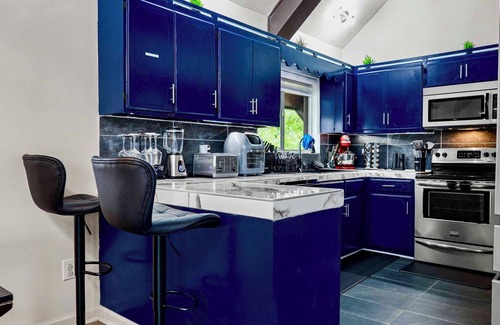 Meridian Casa | Lakefront Privacy : Pet Friendly, Hot Tub, Private Fishing Lake, Boats, Private!