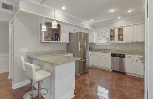 Wilson Lake Casa | Lakefront Tampa home w/ pool table + outdoor patio