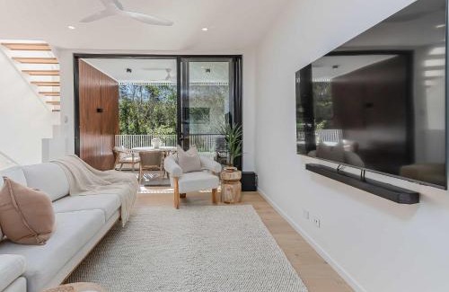 Bogangar Villa | Lakehouse No 4- Luxury Lakefront Getaway Villa Pets Welcome