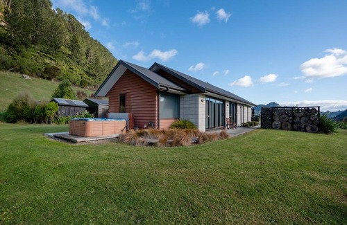 North Island Casa | Lakehouse Retreat - Whakamaru Holiday Home