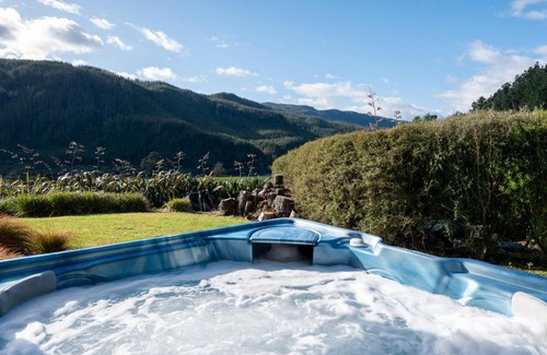 North Island Casa | Lakehouse Retreat - Whakamaru Holiday Home