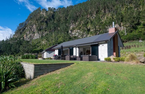 North Island Casa | Lakehouse Retreat - Whakamaru Holiday Home
