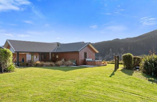 North Island Casa | Lakehouse Retreat - Whakamaru Holiday Home